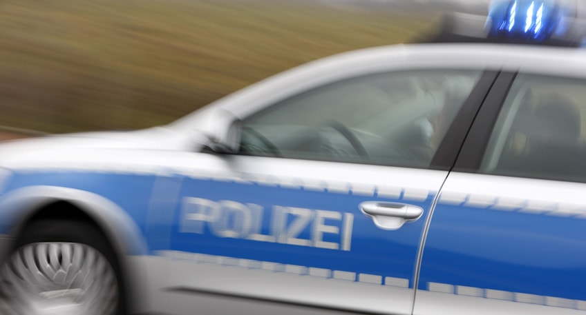 Wegen eines mutmaßlichen Kraftfahrzeugrennens unter Beteiligung zweier Autos wurden die Beamten nach einem Zeugenhinweis am Dienstagabend gegen 20.15 Uhr zur Ringstraße gerufen.