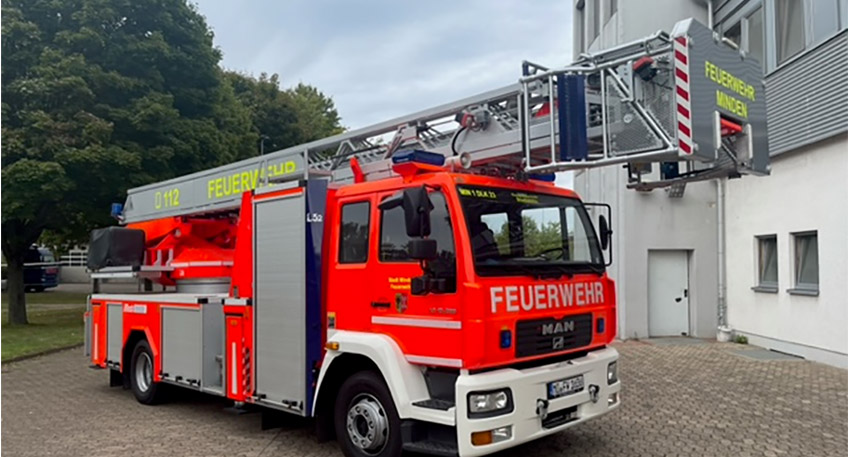 Die Feuerwehr Minden hält durch Vorgaben, unter anderem des Baurechts, zwei Drehleitern zur Menschrettung vor. Die bisherige zweite Drehleiter (Baujahr 1998) wies erhebliche technische Mängel auf, deren Beseitigung einen hohen 5-stelligen Betrag erfordert hätte.