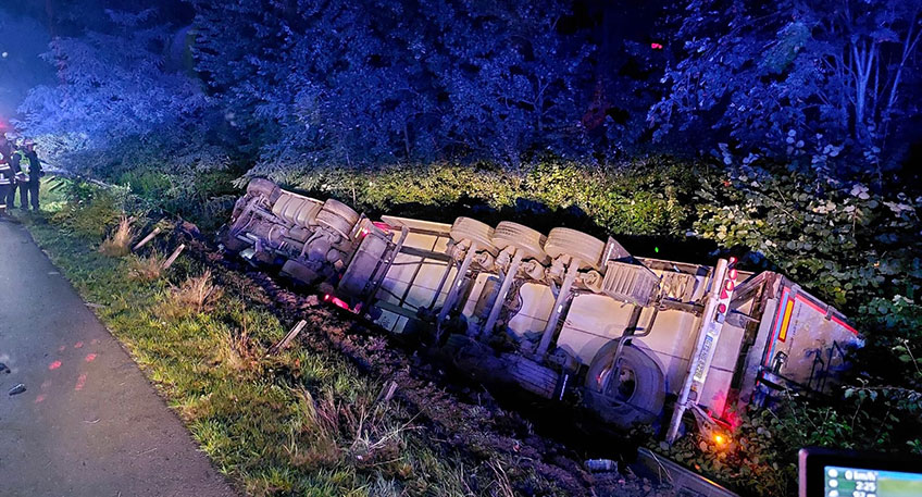 Die Freiwillige Feuerwehr Porta Westfalica wurde am Donnerstag, 29.9.2022, gegen 2 Uhr zu einem Verkehrsunfall mit eingeklemmten Personen auf die A2 in Fahrtrichtung Hannover alarmiert. Ein Sattelzug hatte in H&ouml;he der Abfahrt Porta Veltheim die Leitplanke am Fahrbahnrand durchschlagen und war umgest&uuml;rzt.