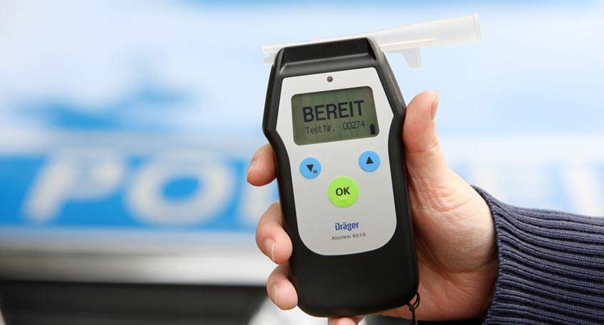 Weil er am frühen Sonntagmorgen einen Unfall unter mutmaßlichem Alkoholeinfluss verursacht hat, muss ein 25-jähriger Autofahrer nun mit Konsequenzen rechnen.