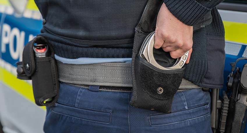 Am fr&uuml;hen Mittwochmorgen, gegen 06:00 Uhr, trafen Polizisten im Rahmen der Fahndung auf den gesuchten Holzhausener und nahmen ihn vorl&auml;ufig fest.  Er steht im Verdacht, seinem Vater am Vorabend mit spitzer Gewalteinwirkung schwere Verletzungen zugef&uuml;gt zu haben.