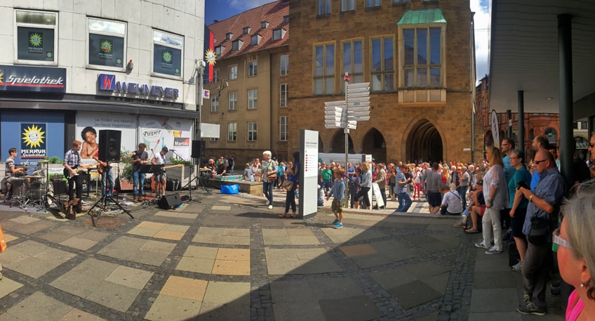 In Zusammenarbeit mit dem Kulturbüro der Stadt Minden hat Innenstadtmanager Johannes Schneider eine Veranstaltungsreihe mit dem Titel „TreppenTöne – Obermarkt Unplugged“ auf die Beine gestellt.