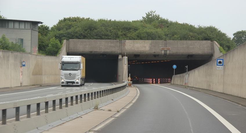 Der Weserauentunnel an der Bundesstraße B61 ist am Freitagmorgen (23.9.) gesperrt worden. Die zentrale Leittechnik, d.h. die Steuerung der Tunneltechnik und die Tunnelbeleuchtung ist ausgefallen. 