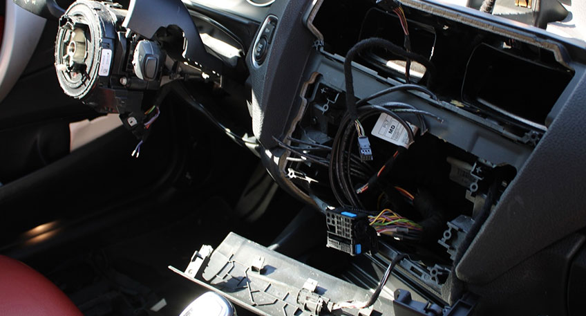 Auf hochwertige Bauteile von Autos der Marke BMW hatten es Unbekannte in der Nacht zu Freitag abgesehen. Eine Autobesitzerin aus Bad Oeynhausen hat nun bereits zum zweiten Mal &Auml;rger durch den Aufbruch.