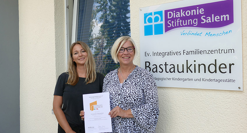 Michaela Strathe (v.r.) und Kristin Labuhn freuen sich &uuml;ber die Auszeichnung als &bdquo;Familienzentrum NRW&ldquo;.