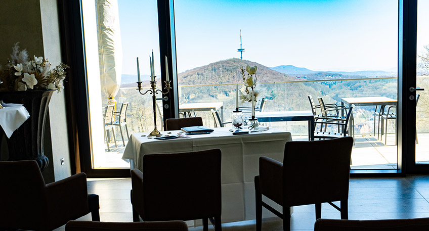 Als besonderen Jahresabschluss im Dezember bietet das Standesamt Porta Westfalica am 16. Dezember 2022 die Candle Light Trauungen im Rathaus und am 30.12.2022 Trauungen im Trauzimmer „Portica“ am Kaiser-Wilhelm-Denkmal an.