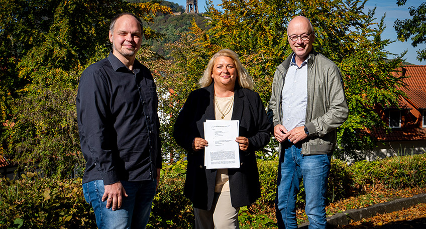 Ab November 2022 bis mindestens zum 31. Dezember 2027 stellt die Stadt Porta Westfalica der KZ-Gedenk- und Dokumentationsstätte Porta Westfalica e.V. ein städtisches Grundstück an der Portastraße für eine Container-Ausstellung zur Verfügung.