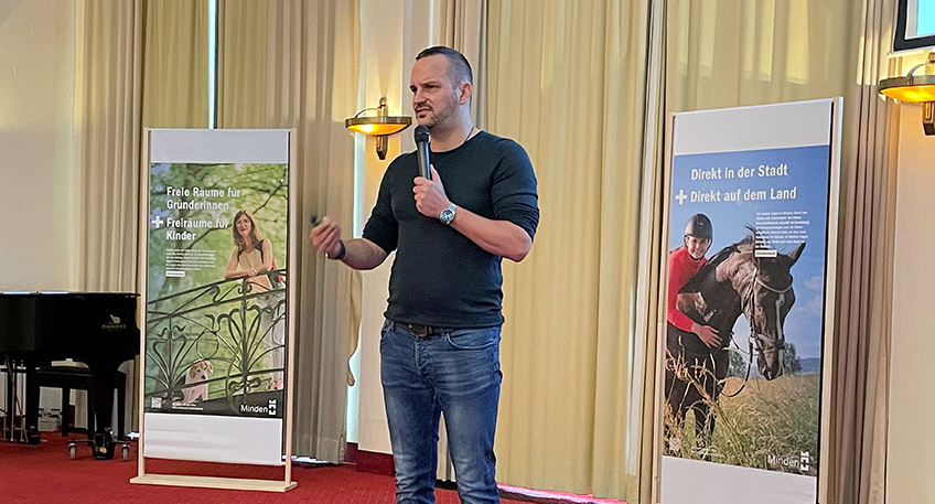 Viele praktische Tipps und Empfehlungen dazu, wie Unternehmen besser Fachkr&auml;fte gewinnen k&ouml;nnen, hatte der Referent des j&uuml;ngsten Unternehmerfr&uuml;hst&uuml;cks der Stadt Minden und der MEW (Mindener Entwicklungs- und Wirtschaftsf&ouml;rderungsgesellschaft) in seinen rund einst&uuml;ndigen Vortrag &bdquo;verpackt&ldquo;.