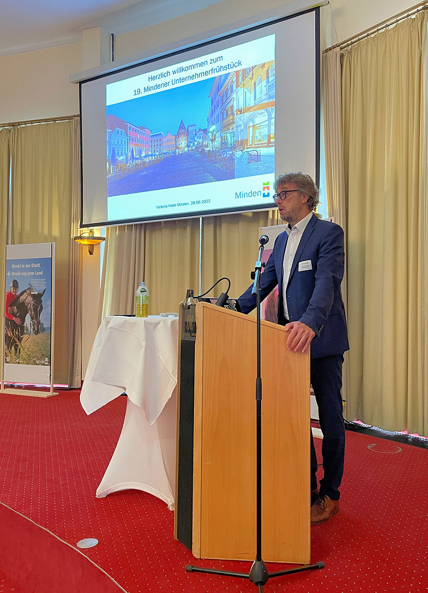 Viele praktische Tipps und Empfehlungen dazu, wie Unternehmen besser Fachkr&auml;fte gewinnen k&ouml;nnen, hatte der Referent des j&uuml;ngsten Unternehmerfr&uuml;hst&uuml;cks der Stadt Minden und der MEW (Mindener Entwicklungs- und Wirtschaftsf&ouml;rderungsgesellschaft) in seinen rund einst&uuml;ndigen Vortrag &bdquo;verpackt&ldquo;.