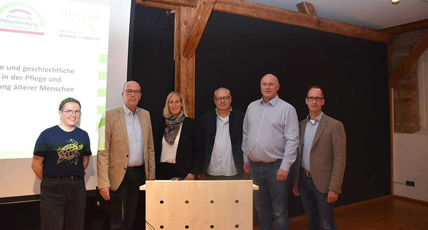 Mischa Regenbrecht (Landesfachberatung gleichgeschlechtliche und trans_idente Lebensweisen in der offenen Senior*innenarbeit NRW), Hans-Joerg Deichholz (Kreis Minden-L&uuml;bbecke, Sozialdezernent), Katja Ewers (Kreis Minden-L&uuml;bbecke), Dr. Markus Schupp, Thomas Macher (Zentren f&uuml;r Pflegeberatung im Kreis Minden-L&uuml;bbecke), Klaus Marschall (Kreis Minden-L&uuml;bbecke). Foto: Mirjana Lenz/Kreis Minden-L&uuml;bbecke