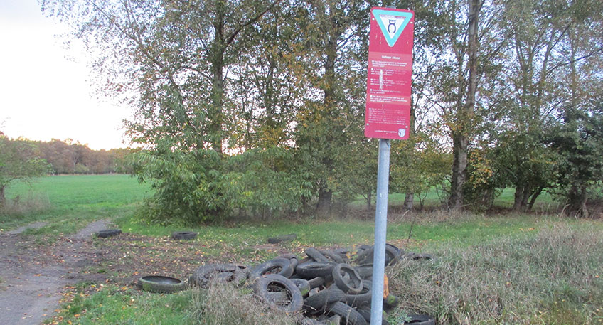 Die Menge und der Zustand der Reifen lassen vermuten, dass sie zuvor in einem landwirtschaftlichen Betrieb zur Befestigung von Siloplane verwendet wurden.