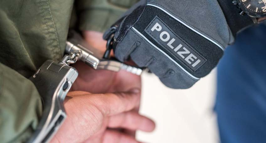 In der Nacht von Samstag auf Sonntag, 09.10.2022, wurde ein 24-j&auml;hriger Bielefelder vorl&auml;ufig festgenommen. Er bel&auml;stigte eine Frau anz&uuml;glich und schlug und bedrohte eine einschreitende Frau.