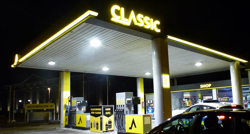 Beide Straftäter waren den bisherigen Ermittlungen zufolge komplett dunkel gekleidet und trugen Handschuhe, jeweils einen Mund-Nasen-Schutz, eine Wollmütze sowie darüber eine Kapuze. Zudem führten die Täter eine weiße Einkaufstüte mit sich.