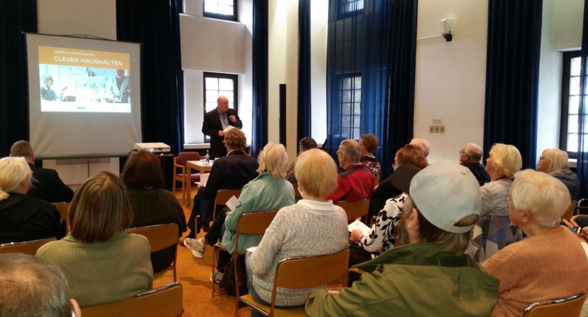 &bdquo;Wir alle sp&uuml;ren in unserem Alltag, dass das Leben teurer geworden ist und, dass wir uns auch nicht mehr alles leisten k&ouml;nnen&ldquo;, so B&uuml;rgermeister Michael J&auml;cke in seinem Gru&szlig;wort zur Veranstaltung Verbraucherforum 60+: Clever Haushalten im Martinihaus. 