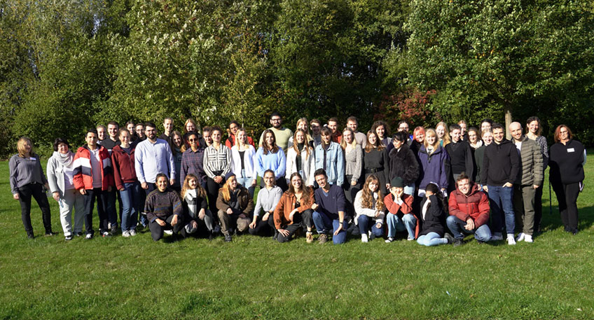 54 Studierende haben am Medizin Campus OWL ihr siebtes Studiensemester begonnen. Am Medizin Campus OWL werden Theorie und Praxis in Form des &sbquo;Forschenden Lernens&lsquo; verzahnt. Daf&uuml;r wird es intensive Unterrichtseinheiten am Krankenbett geben.