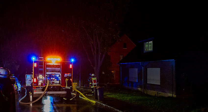 Die Freiwillige Feuerwehr Porta Westfalica wurde am Mittwoch, 16.11.2022, gegen 00:21 Uhr zu einem Wohnhausbrand im Ortsteil Holtrup, Holtruper Stra&szlig;e alarmiert. Durch die Feuerwehr wurde eine Person aus dem Haus geborgen, diese hatte schwere Brandverletzungen erlitten und verstarb noch an der Einsatzstelle. 4 weitere Personen, darunter 1 Kind, konnten das Haus aus eigener Kraft verlassen.  Bei Eintreffen der Feuerwehr hatten 4 Personen, darunter 1 Kind, das Haus bereits aus eigener Kraft verlassen. Von diesen 4 Personen hatten 2 Rauchgase eingeatmet, sie hatten noch versucht einem Bewohner im Erdgescho&szlig; zu Hilfe zu kommen. Ein Angriffstrupp der Hauptamtlichen Feuer- und Rettungswache ging unter schwerem Atemschutz in das Geb&auml;ude zur Menschenrettung vor. Die vermisste Person wurde im Erdgescho&szlig; mit schwersten Brandverletzungen aufgefunden und durch den Trupp ins Freie gebracht. Rettungsdienst und Notarzt &uuml;bernahmen den Patienten, konnten aber leider nur noch den Tod feststellen.  Die 4 Personen aus dem Haus wurden rettungsdienstlich versorgt und durch Notfallseelsorger vor Ort betreut. Die Feuerwehr ging mit insgesamt 4 Trupps unter schwerem Atemschutz und 2 C-Rohren gegen den Brand vor. Das Feuer hatte ein Zimmer komplett zerst&ouml;rt, Brandrauch hatte sich im Haus ausgebreitet. Das Haus wurde mit Hochdruckl&uuml;ftern entraucht, im Brandraum wurden Glutnester abgel&ouml;scht und Mobiliar nach au&szlig;erhalb verbracht. Mit einer W&auml;rmebildkamera wurde die Einsatzstelle &uuml;berpr&uuml;ft.  Gegen 01:30 Uhr konnten erste Kr&auml;fte abr&uuml;cken, gegen 01:50 Uhr wurde die Einsatzstelle der Polizei &uuml;bergeben und der Einsatz beendet.