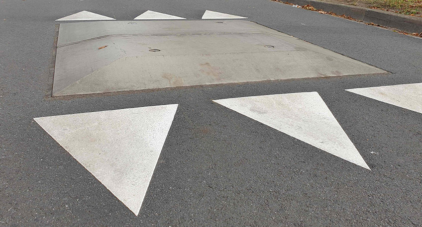 Aufmerksamen Verkehrsteilnehmern ist es vielleicht schon aufgefallen: Es gibt neue Markierungen an so genannten &bdquo;Berliner Kissen&ldquo; (Boden- oder Temposchwellen) in Mindener Stra&szlig;en. Die Berliner Kissen sind seit einiger Zeit aus Beton und damit steingrau.