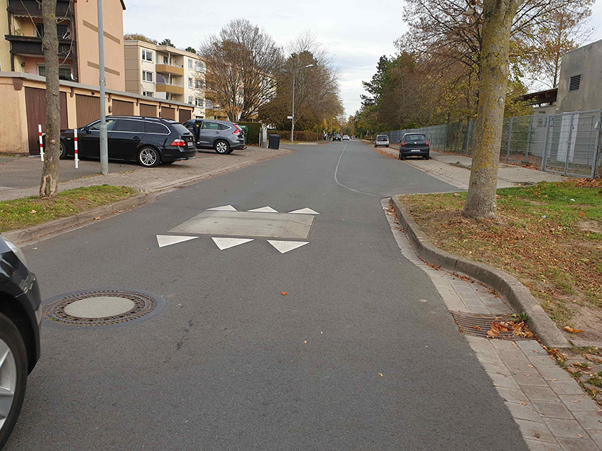 Aufmerksamen Verkehrsteilnehmern ist es vielleicht schon aufgefallen: Es gibt neue Markierungen an so genannten &bdquo;Berliner Kissen&ldquo; (Boden- oder Temposchwellen) in Mindener Stra&szlig;en. Die Berliner Kissen sind seit einiger Zeit aus Beton und damit steingrau.