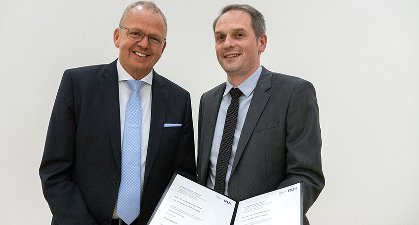 Professor Dr. Marcus Wiemer, Direktor der Klinik f&uuml;r Kardiologie und Internistische Intensivmedizin am Universit&auml;tsklinikum Minden (links), ist einer der ersten Gratulanten zur Habilitation von Privatdozent Dr. Alexander Samol. Er hat sich in seiner Forschungsarbeit &uuml;ber den Nutzen einer Smartwatch bei der fr&uuml;hzeitigen Diagnostik von Herzrhythmusst&ouml;rungen einem Herzinfarkt besch&auml;ftigt. Mittlerweile hat Privatdozent Dr. Samol einen Ruf als Chefarzt ans St. Antonius-Hospital Gronau erhalten. Dem Universit&auml;tsklinikum Minden und der RUB bleibt er als Dozent erhalten.