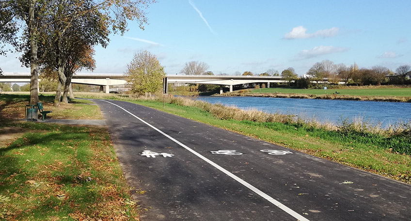 Mit einer weiteren Bauma&szlig;nahme ist jetzt der Weserradweg saniert und neu gestaltet worden. Nachdem im Juni an einem Abschnitt im n&ouml;rdlichen Stadtgebiet - zwischen Wallfahrtsteich und Nach Poggenm&uuml;hle &ndash; gearbeitet wurde, ist nun die 400 Meter lange Strecke zwischen der MKB-Br&uuml;cke (H&ouml;he Hermannstra&szlig;e 46) bis zur Einm&uuml;ndung &bdquo;Am Br&uuml;hl&ldquo; so gut wie fertig. Es stehen nur noch wenige Restarbeiten an.