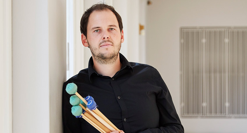 Michael Endes 1973 erschienener Roman &bdquo;Momo&ldquo; ist ein Welterfolg, er wurde sieben Millionenmal verkauft und hierzulande mit dem Deutschen Jugendbuchpreis ausgezeichnet. Der Schauspieler Walter Sittler und der Schlagzeuger Stefan Weinzierl erwecken Momos Geschichte mittels Sprache und Musik auf der B&uuml;hne zum Leben.