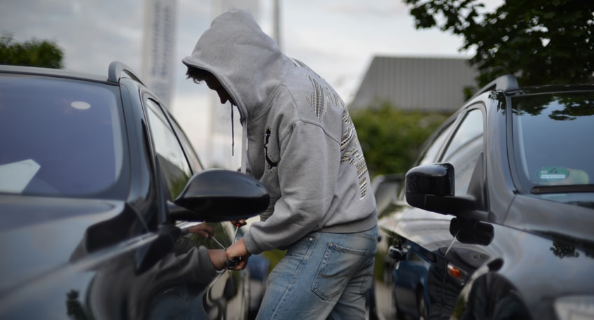 Beim Gassi gehen mit ihrem Hund beobachtete am Donnerstagabend ein aufmerksames P&auml;rchen einen mutma&szlig;lichen Autoknacker. Sie alarmierten die Polizei und f&uuml;hrten die Einsatzkr&auml;fte auf seine Spur.