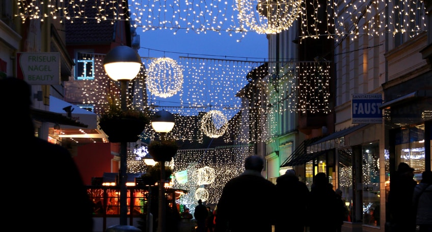 Die Weihnachtsbeleuchtung soll auch dieses Jahr wieder nicht nur weihnachtlichen Glanz in unsere Mindener Innenstadt bringen, sondern erneut ein hoffnungsvolles Signal sein. So ist die in den vergangenen Jahren mit gemeinsamem Engagement ausgebaute Weihnachtsbeleuchtung besonders in diesen Krisenjahren unverzichtbar f&uuml;r Minden.