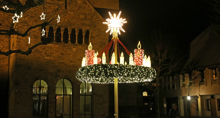 Die Weihnachtsbeleuchtung soll auch dieses Jahr wieder nicht nur weihnachtlichen Glanz in unsere Mindener Innenstadt bringen, sondern erneut ein hoffnungsvolles Signal sein. So ist die in den vergangenen Jahren mit gemeinsamem Engagement ausgebaute Weihnachtsbeleuchtung besonders in diesen Krisenjahren unverzichtbar f&uuml;r Minden.