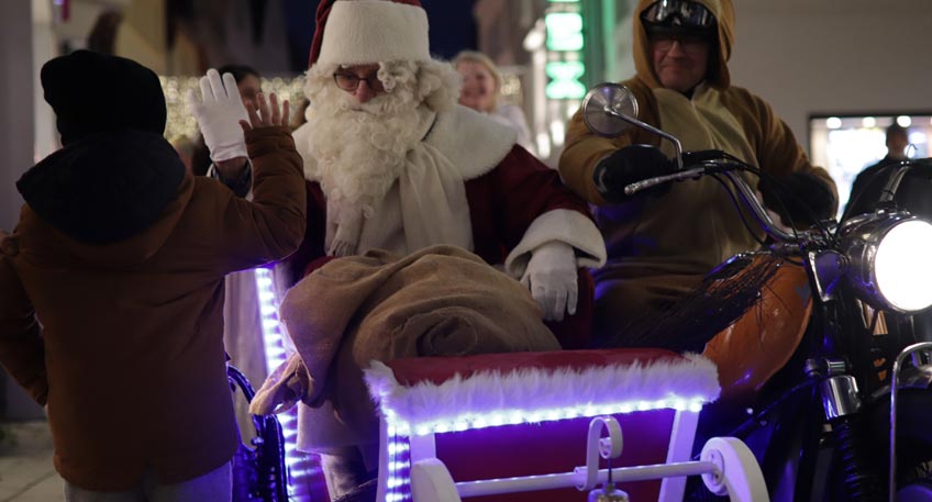 Am 6. Dezember ist es wieder soweit: Der Nikolaus macht Halt auf dem Mindener Weihnachtsmarkt. Für die kleinen Weihnachtsmarktbesucher ist das auch in diesem Jahr das große Highlight! Begleitet wird er dabei von einer magischen Fee. Eine Überraschung bleibt natürlich, mit welchem Gefährt er sich diesmal auf den Weg in die Mindener Innenstadt macht. Motorrad, Rikscha, Drachenboot, Trecker oder Fahrrad – bisher kam der Nikolaus in jedem Jahr mit einem anderen Fahrzeug zum Mindener Marktplatz.   Der Nikolaus freut sich über wunderschöne Weihnachtsgedichte Natürlich hat der Nikolaus auch zahlreiche Geschenke in seinem großen Sack. Aber die sollen wohl verdient sein. Ob Gedicht, Lied oder kurze Geschichte, der Nikolaus hat für jedes Kind ein offenes Ohr und bestimmt auch die ein oder andere Überraschung parat.  Nikolausroute Der Nikolaus ist mit seiner Begleitung am Freitag, 6. Dezember kurz nach 17.00 Uhr am Wesertor anzutreffen. Dann fährt er über die Bäckerstraße, den Scharn und den Marktplatz und im Anschluss zur Weihnachtsmarkt-Bühne an der Martinitreppe. Dort haben die Kinder dann die Chance auf Fotos mit ihm und der verzauberten Fee.   Weitere Informationen zum Mindener Weihnachtsmarkt sowie den diesjährigen Flyer gibt es bei der Minden Marketing GmbH, Domstraße 2, 32423 Minden, Telefon: (05 71) 829 06 59, E-Mail: info@mindenmarketing.de, online unter www.minden-erleben.de, auf der Facebook-Seite www.facebook.de/mindenerleben und in der Minden-APP.