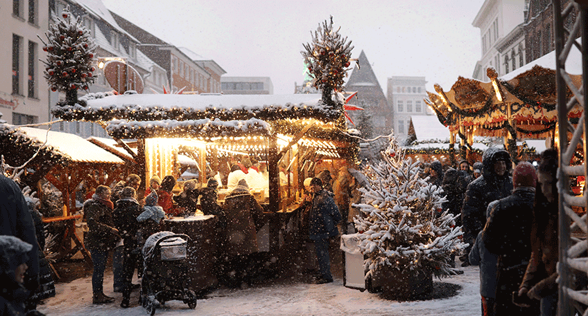 Am Sonntag, den 11. Dezember 2022 laden der Weihnachtsmarkt und die Einzelh&auml;ndler der Innenstadt zu einem Besuch nach Minden ein. Denn dort erwartet die G&auml;ste an Scharn und Marktplatz ein gro&szlig;es weihnachtliches Familienprogramm und die Gesch&auml;fte in der Mindener Innenstadt haben an diesem verkaufsoffenen Sonntag von 13:00 bis 18:00 Uhr ge&ouml;ffnet.