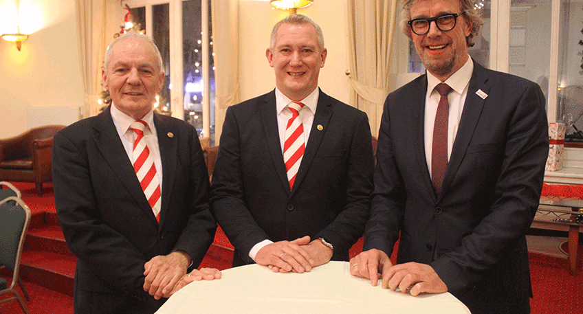 Oberleutnant Christian Bremkes (Mitte) ist zum neuen Stadtmajor gew&auml;hlt worden. Der bis zum 12. Mai 2023 amtierende Stadtmajor Heinz Joachim Pecher (links) und B&uuml;rgermeister Michael J&auml;cke als oberster Dienstherr des Mindener B&uuml;rgerbataillons gratulieren. 
