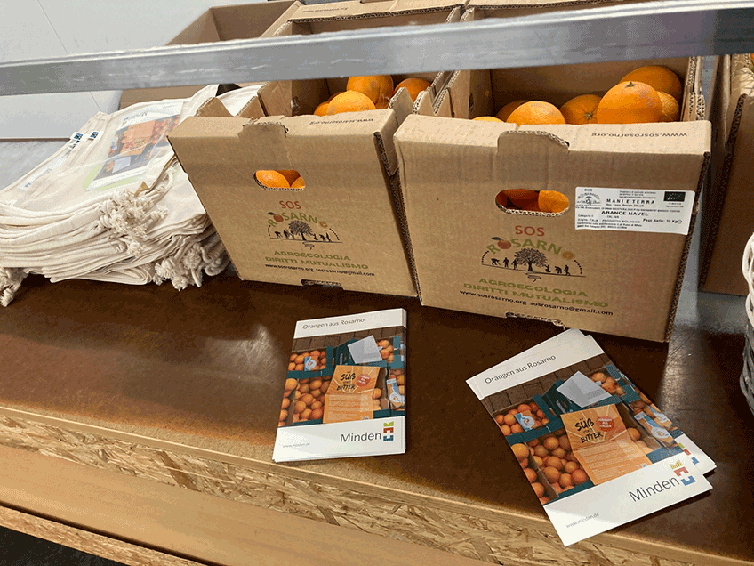 Gemeinsam mit dem Welthaus macht die Stadt Minden in diesem Jahr bei &bdquo;S&uuml;&szlig; statt bitter&ldquo; mit. Das ist eine Fairtrade-Aktion, bei der es um Bio-Orangen aus Italien geht. Der Verein SOS Rosarno in Kalabrien kauft die Orangen direkt von den B&auml;uerinnen und Bauern, sodass diese zu einem fairen Preis entlohnt werden.