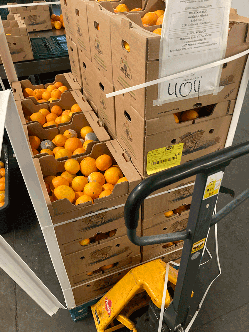 Gemeinsam mit dem Welthaus macht die Stadt Minden in diesem Jahr bei &bdquo;S&uuml;&szlig; statt bitter&ldquo; mit. Das ist eine Fairtrade-Aktion, bei der es um Bio-Orangen aus Italien geht. Der Verein SOS Rosarno in Kalabrien kauft die Orangen direkt von den B&auml;uerinnen und Bauern, sodass diese zu einem fairen Preis entlohnt werden.