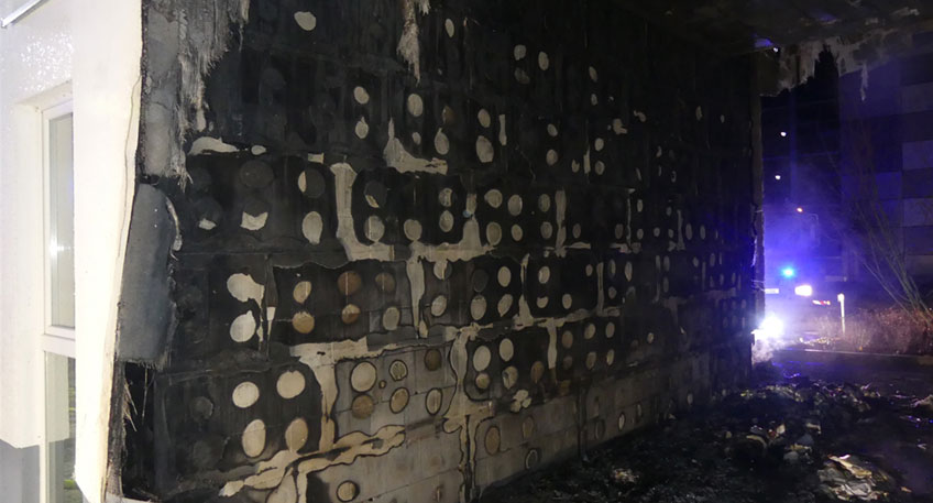 Gegen 1.30 Uhr bemerkte ein Anwohner den bisherigen Erkenntnissen zufolge von seiner nahegelegenen Wohnung aus ein Feuer an dem betroffenen &Auml;rztehaus, welches auch eine Physiotherapiepraxis beheimatet.