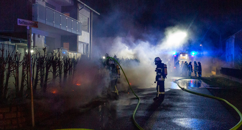 Die Freiwillige Feuerwehr Porta Westfalica wurde am Donnerstag, 29.12.2022, gegen 21:22 Uhr zu einem Brandeinsatz im Ortsteil Eisbergen, Raiffeisenstra&szlig;e, alarmiert. Bei Eintreffen standen etwa 50m einer Hecke in Vollbrand, das Feuer drohte auf ein Zweifamilienhaus &uuml;berzugreifen.