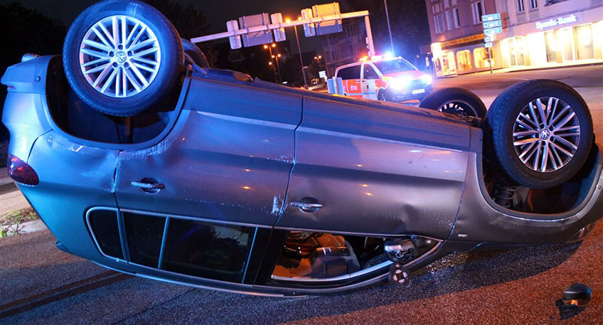 Auf der Kreuzung am Wesertor kollidierten am Montagabend zwei Autos, wobei in der Folge ein Volkswagen auf dem Fahrzeugdach landete. Der Fahrer des Tiguan zog sich hierbei schwere Verletzungen zu. Die beiden Wagen waren nicht mehr fahrbereit und mussten abgeschleppt werden.