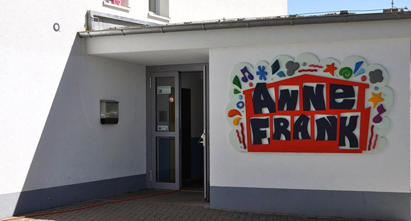 Von Januar bis März bietet das Kinder- und Jugendkreativzentrum Anne Frank drei kostenfreie und kreative Workshops im Rahmen des Kulturrucksacks an. Die sogenannte Kreativwerkstatt beinhaltet für zehn- bis 14-Jährige Aquarellmalen, Fluid Art und Stoff-Design mit unterschiedlichen Künstlerinnen.