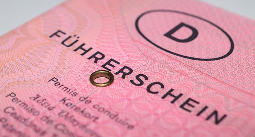 Viele Autofahrerinnen und Autofahrer sind noch mit dem alten Papierführerschein, dem sogenannten grauen oder rosa „Lappen“, unterwegs. Diese Dokumente verlieren aber seit Juli 2022 schrittweise ihre Gültigkeit – und zwar abhängig vom Geburtsjahr.