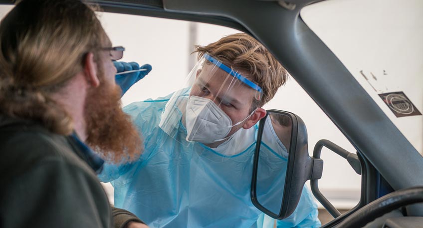 Corona-Testzentren der Mühlenkreiskliniken schließen Letzter Testtag ist der 28. Februar mit dem Auslaufen aller Testpflichten Kreis Herford, 23. Februar 2023. Die Corona-Testzentren der Mühlenkreiskliniken werden am Dienstag, 28. Februar, geschlossen. Das betrifft die Teststellen am Alten Güterbahnhof und in der Oststraße 23 in Herford sowie die Testzentren an der Herforder Straße und dem KaiserCenter in Löhne. Das Testzentrum in der Alten Volksbank, Nordbahn Straße 2, schließt bereits am Sonntag, 26. Februar. Bis zu den Schließungen sind weiterhin kostenpflichtige und kostenfreie Schnell- und PCR-Tests in den Teststellen möglich. Auch die Teststellen im Kreis Minden-Lübbecke schließen Ende des laufenden Monats. Ab März stehen einzelne Apotheken bzw. bei einer Erkrankung die Hausarztpraxen für Tests zur Verfügung. Die Corona-Testzentren der Mühlenkreiskliniken wurden im März 2021 eröffnet um die flächendeckende Teststrategie der Bundesregierung umsetzen zu können. In den großen Drive-Ins in Löhne und Herford wurden an Spitzentagen bis zu 6.000 Tests durchgeführt. Mit der Aufhebung der letzten Testpflichten im Gesundheitsbereich ist eine Fortführung der Testzentren nicht mehr notwendig. „Ich danke allen Mitarbeiterinnen und Mitarbeitern der Mühlenkreiskliniken, die tatkräftig an der Erarbeitung des Konzepts und der IT-Infrastruktur mitgearbeitet haben. Die Mühlenkreiskliniken waren damals bundesweit die ersten, die Testzentren in dieser Größenordnung geplant, aufgebaut und betrieben haben. Nach unserem Vorbild sind Testzentren in ganz Deutschland entworfen geworden“, sagt Professor Franz-Josef Schmitz, Direktor des Instituts für Laboratoriumsmedizin und medizinischer Leiter der Testzentren. Die Mühlenkreiskliniken bedanken sich bei den Städten Herford und Löhne für die Überlassung von Flächen für den Betrieb der Testzentren. Auch die Zusammenarbeit mit dem Gesundheitsamt und dem Kreis Herford war äußerst eng und zielorientiert. „Zusammen haben wir schnell und unbürokratisch gehandelt und zum Wohle der Bevölkerung eine Testinfrastruktur aufgebaut, die ihresgleichen gesucht hat. Überall sind wir mit unseren Plänen auf breite Unterstützung gestoßen. Dafür danken wir allen Beteiligten bei Städten, dem Kreis und bei unseren Geschäftspartnern wie Handwerksbetrieben und Dienstleistern, die ebenfalls immer wieder sehr schnell reagiert haben und den Betrieb der Teststellen in dieser Form möglich gemacht haben“, sagt der Generalbevollmächtigte der Mühlenkreiskliniken Mario Bahmann. Foto: Im März 2021 wurden die großen Drive-In-Testzentren wie hier auf Kanzlers Weide in Minden eröffnet. Die Testzentren waren Vorbild für viele Testzentren in Deutschland. Foto: Sven Olaf Stange/MKK