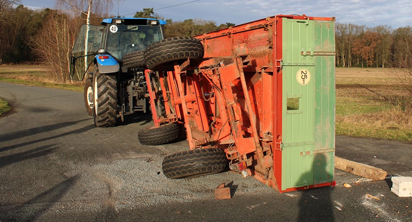 Bei einem missglückten Überholvorgang sind am Samstagmorgen gegen 9.40 Uhr ein Traktor-Gespann und ein Pkw verunfallt. Zwei Personen verletzten sich offenbar leicht.