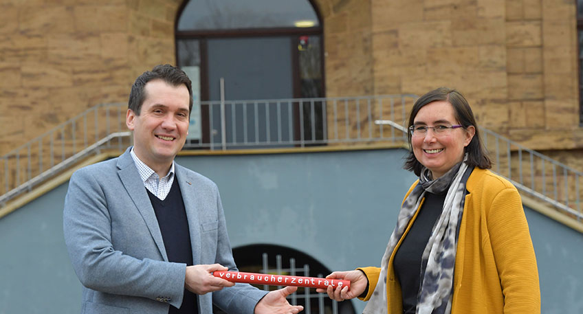 &Uuml;bergabe der Leitung der Beratungsstelle Minden an Christina Kr&uuml;ger durch den Regionalleiter der Verbraucherzentrale NRW, Rafael Lech. Foto: Verbraucherzentrale NRW