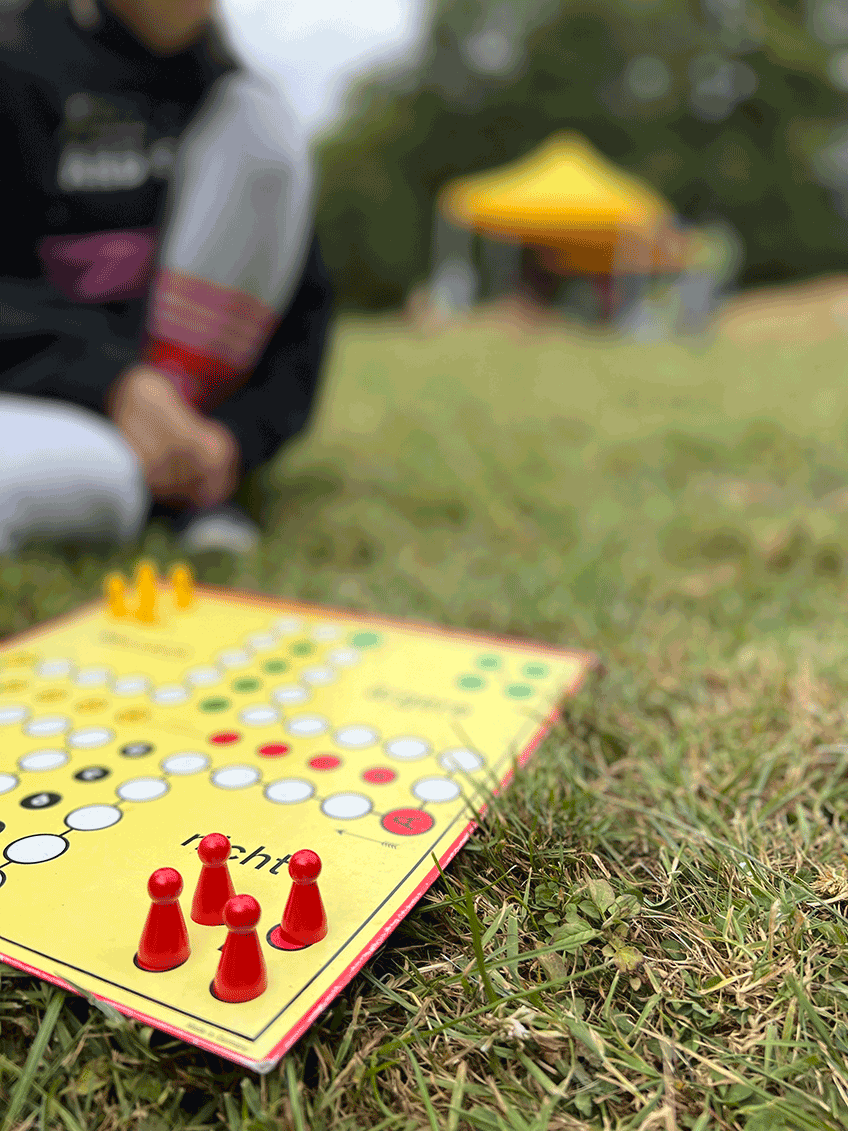 Auch in diesem Jahr fahren die Spielmobile Bullerjahn und Trullertrine auf Mindener Spielpl&auml;tze, um f&uuml;r ordentlich Wirbel zu sorgen. Denn Bullerjahn und Trullertrine entdecken mit den Kindern, was auf Mindener Spielpl&auml;tzen alles m&ouml;glich ist. Und das bereits seit rund 43 Jahren.