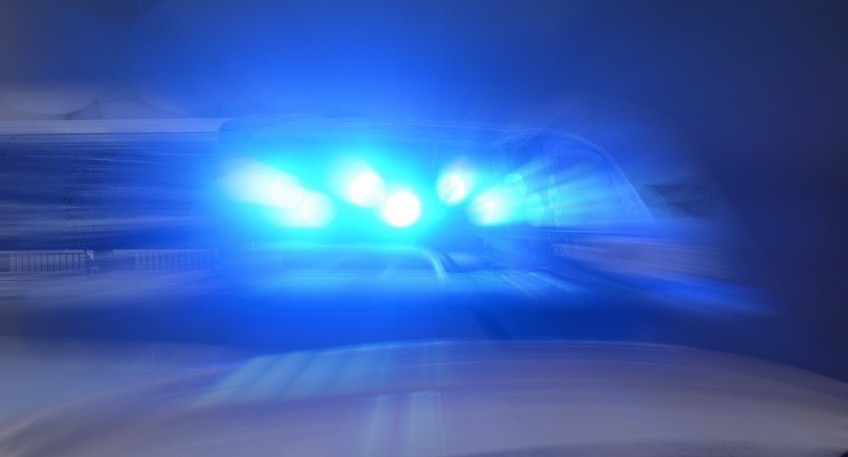 Nach Erkenntnissen der Polizei betrat ein Unbekannter gegen 22.10 Uhr den Verkaufsraum von "Gill's Pizza" in der Sandtrift und forderte einen Mitarbeiter unter Vorhalt einer Stichwaffe zur Aush&auml;ndigung der Tageseinnahmen auf.