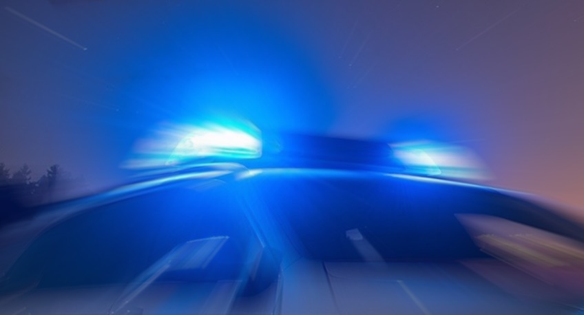 Vorbehaltlich weiterer Erkenntnisse der Polizei machten sich zwei vermutlich m&auml;nnliche T&auml;ter gegen 3.18 Uhr an den Eingangst&uuml;ren des in N&auml;he der A2 liegenden Gro&szlig;marktes an der Ellernstra&szlig;e gewaltsam zu schaffen.