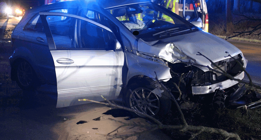 Am Montagabend ist ein Autofahrer von der Vlothoer Stra&szlig;e abgekommen und mit zwei B&auml;umen kollidiert. Dabei hatte er offenbar einen guten Schutzengel.
