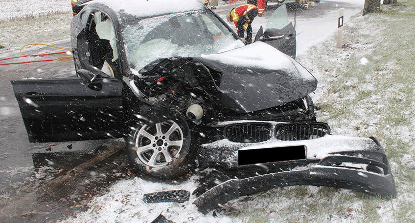 Die Beamten stellten während der Unfallaufnahme eine mutmaßlich nicht wetterangepasste Bereifung des Autos fest.