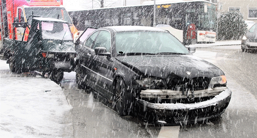 Ein BMW Fahrer verlor am Dienstag bei winterlichen Stra&szlig;enbedingungen die Kontrolle &uuml;ber sein Auto und kollidierte mit einer Piaggio Ape. Hierbei zog sich die Beifahrerin des dreir&auml;drigen Fahrzeugs Verletzungen zu. Bei der Unfallaufnahme stellten die Beamten fest, dass der BMW mit Sommerreifen ausgestattet war und diese zum Teil nicht mehr die erforderliche Mindestprofiltiefe aufwiesen.