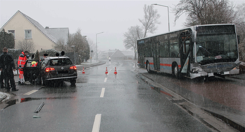 Auf der Kreuzung Bergkirchener Stra&szlig;e, Werster Heide und Nordstra&szlig;e stie&szlig; am Donnerstagnachmittag eine VW-Fahrerin mit einem Linienbus zusammen. Hierbei zogen sich die L&ouml;hnerin sowie ein Fahrgast (15) leichte Verletzungen zu.