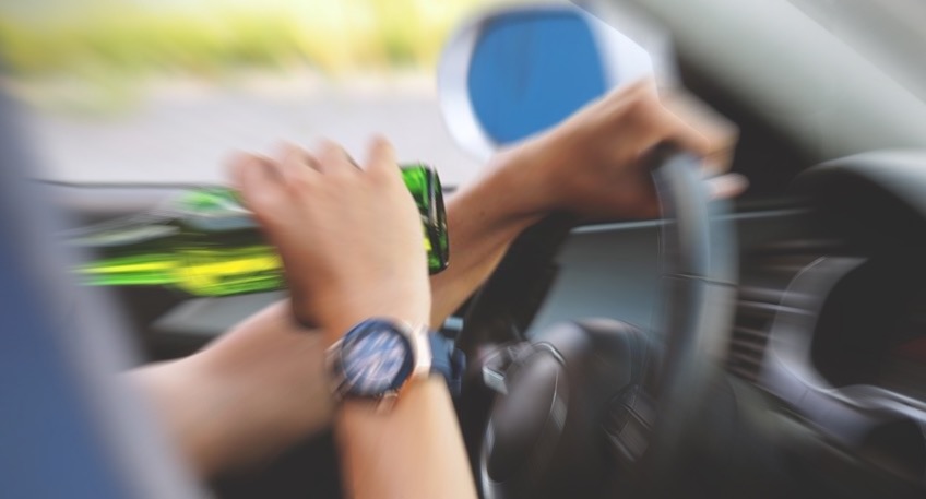 Bei Verkehrskontrollen zur Bek&auml;mpfung von Alkohol- und Drogenkonsum im Stra&szlig;enverkehr hat die Polizei Minden-L&uuml;bbecke am Samstag im Bereich des ZOB den richtigen Riecher bewiesen. So gingen den Beamten des Verkehrsdienstes bei den abendlichen &Uuml;berpr&uuml;fungen zwei polizeilich bereits in Erscheinung getretene Fahrzeugf&uuml;hrer ins Netz.