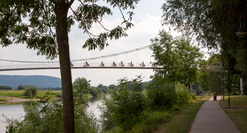 Radtouristen sind auch für Minden eine wichtige Zielgruppe im Tourismusmarketing. Zu-mal der Weserradweg als Deutschlands beliebtester Radweg genau hier entlang führt und zahl-reiche Routen zum Erkunden des Mindener Landes einladen.